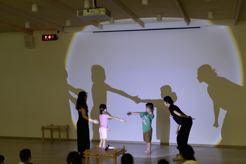 Finger Players通过少见的皮影戏创作和戏剧体验，带动亲子一起感受“创意休息”。摄/ 陈正宇