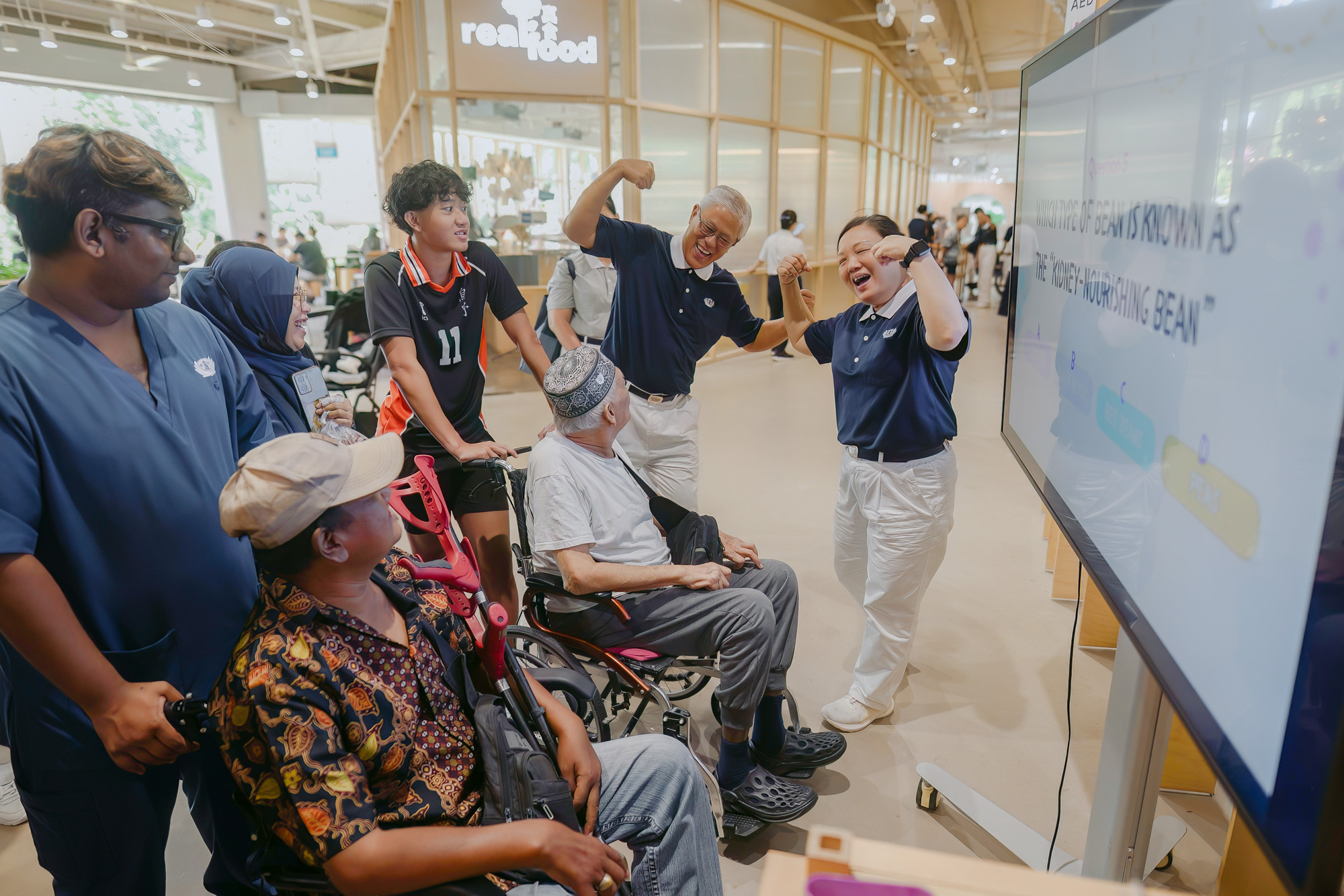 The organising team used games to impart practical knowledge of Traditional Chinese Medicine and nutrition to renal patients. (Photo by Lai Tong Heng)