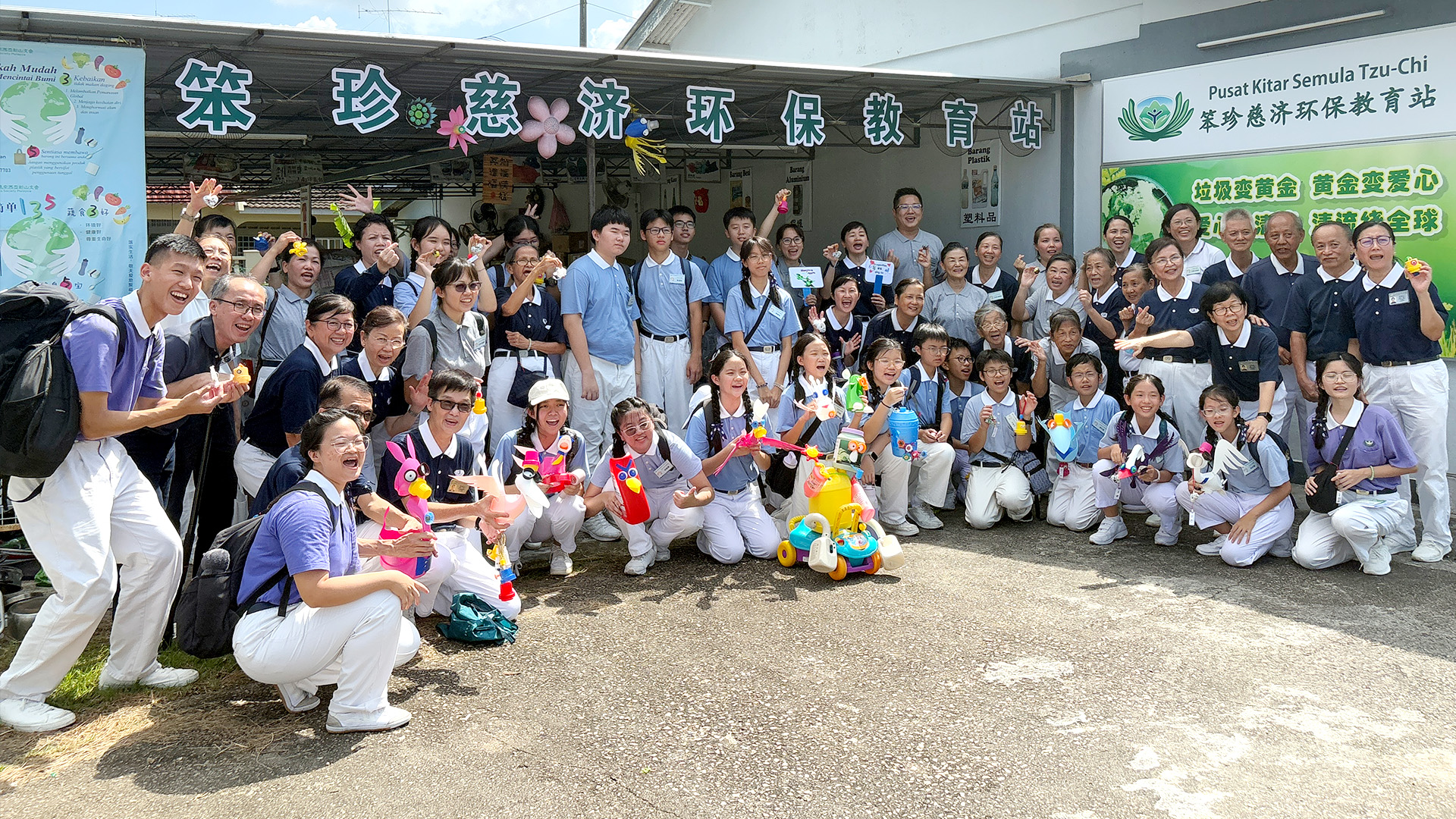 Tzu Chi Teenagers Bridge the Generational Gap through Compassionate Giving